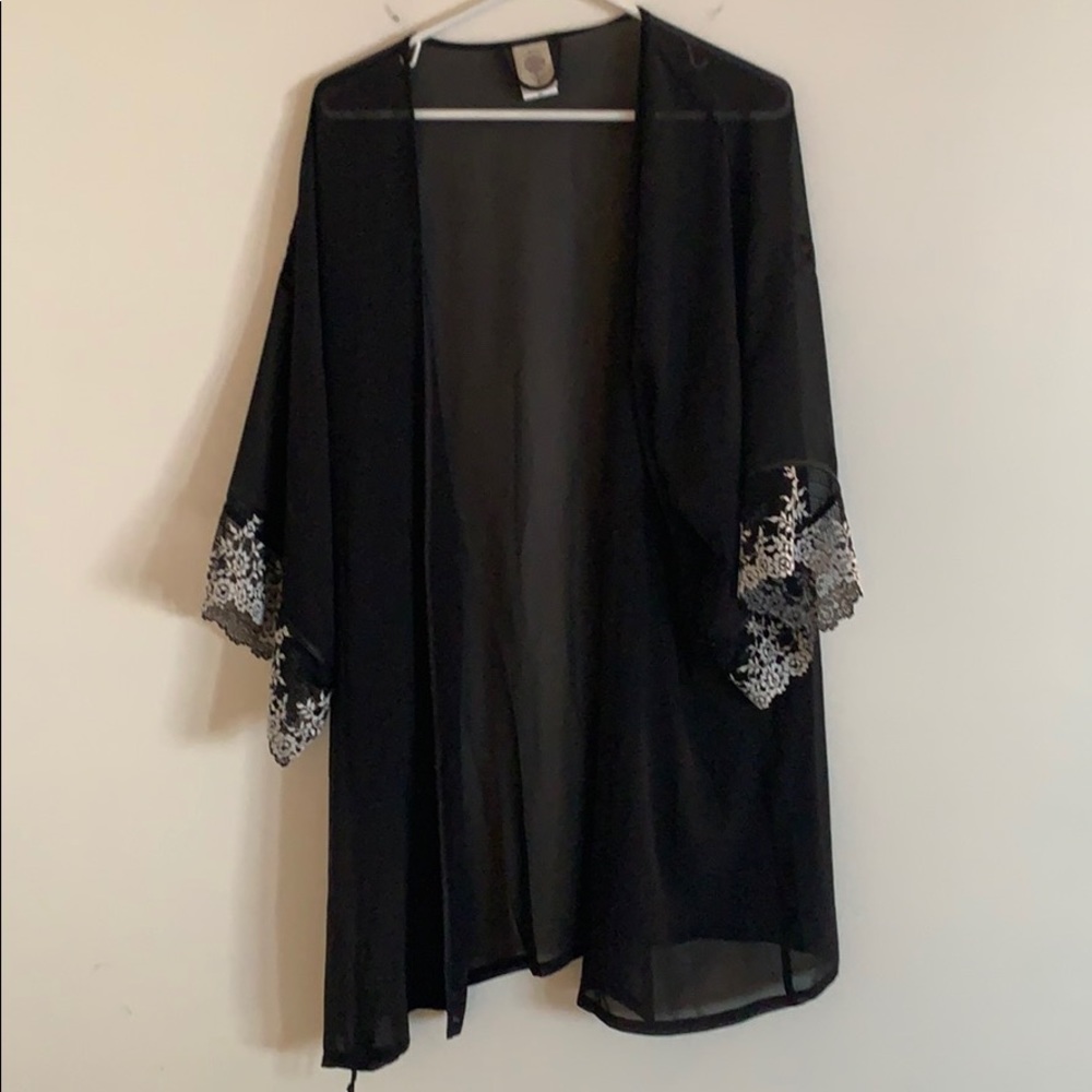 Kimono with sleeve detail